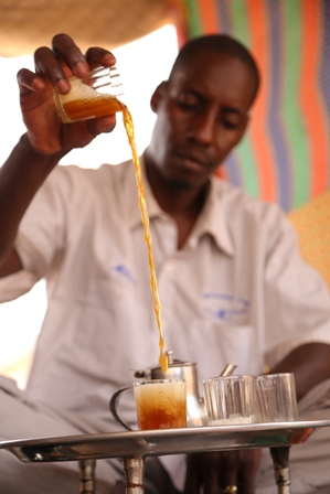 Salek prépare le thé en Mauritanie
