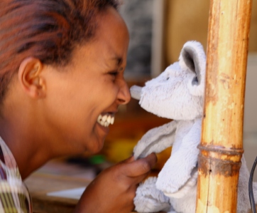 La Miss Addis fait un câlin
